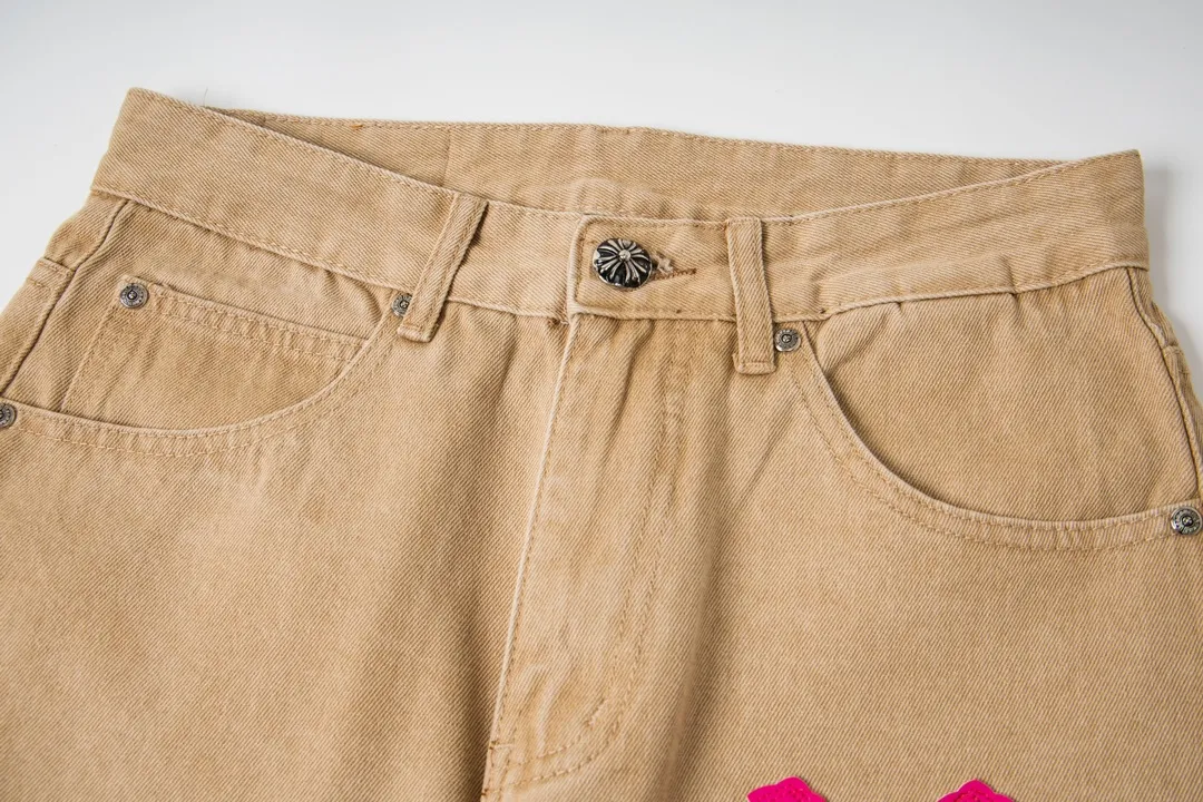 P250 model number Y842 Chrome Hearts/Chrome Hearts classic leather label cross denim trousers After the trousers are finished, they are subjected to heavy enzyme stone grinding and rinsing. Each pair is different in washing. The heavy washing process has many hidden secret details. The trousers featured this time are perfect in terms of shape and upper body. It is no exaggeration to say that it takes more time to make 20 short-sleeves than to make one pair of jeans. The fabric is made of 12.2 ounces of high-quality denim. Only denim with 12 ounces or more can have the unique high-end texture of denim. I am very satisfied with the proofing after several washes. Size:28-34